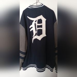 Authentic Detroit tigers reversible coat size 3 to 4 x I lost weight can't fit